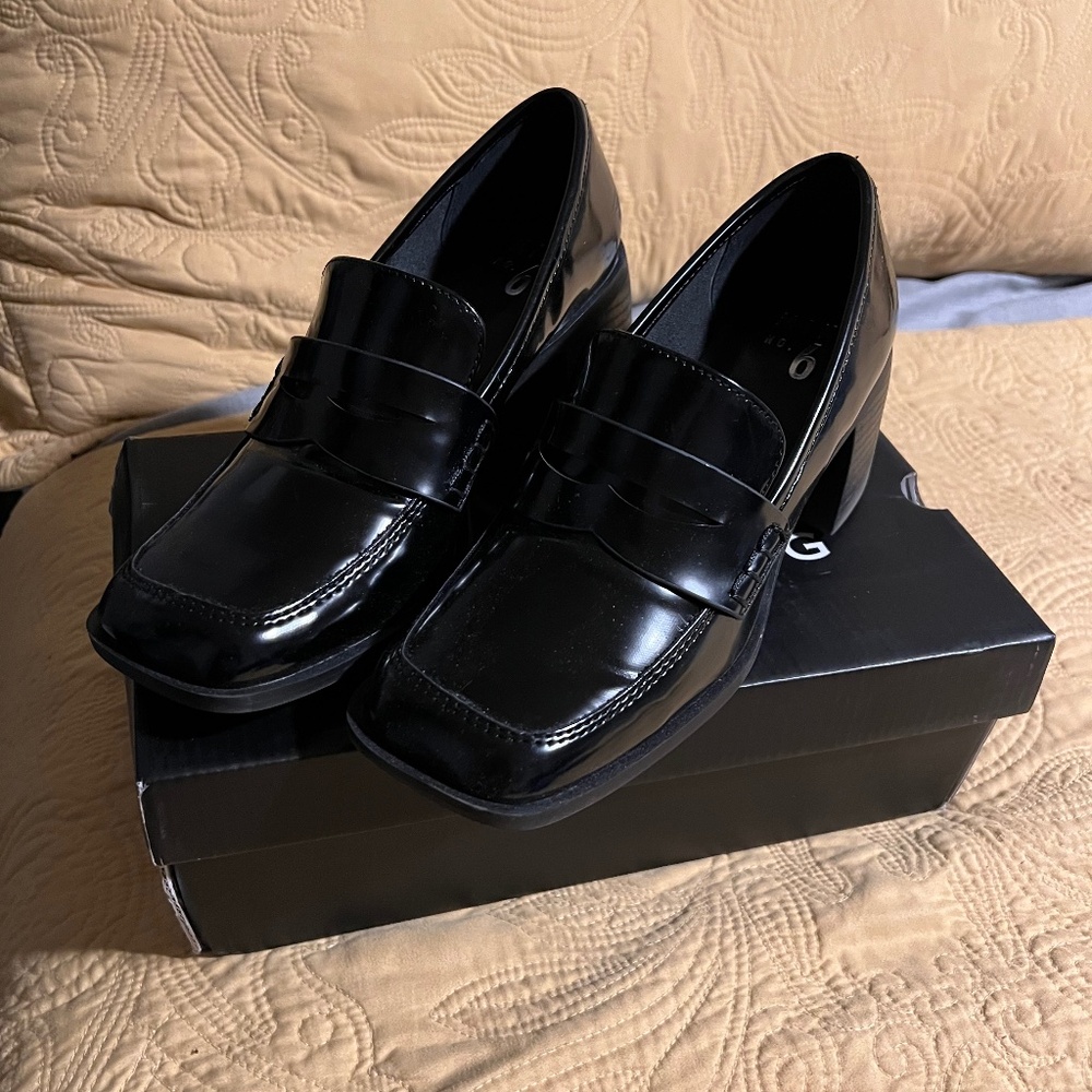 Black pattern square toe loafer shoe